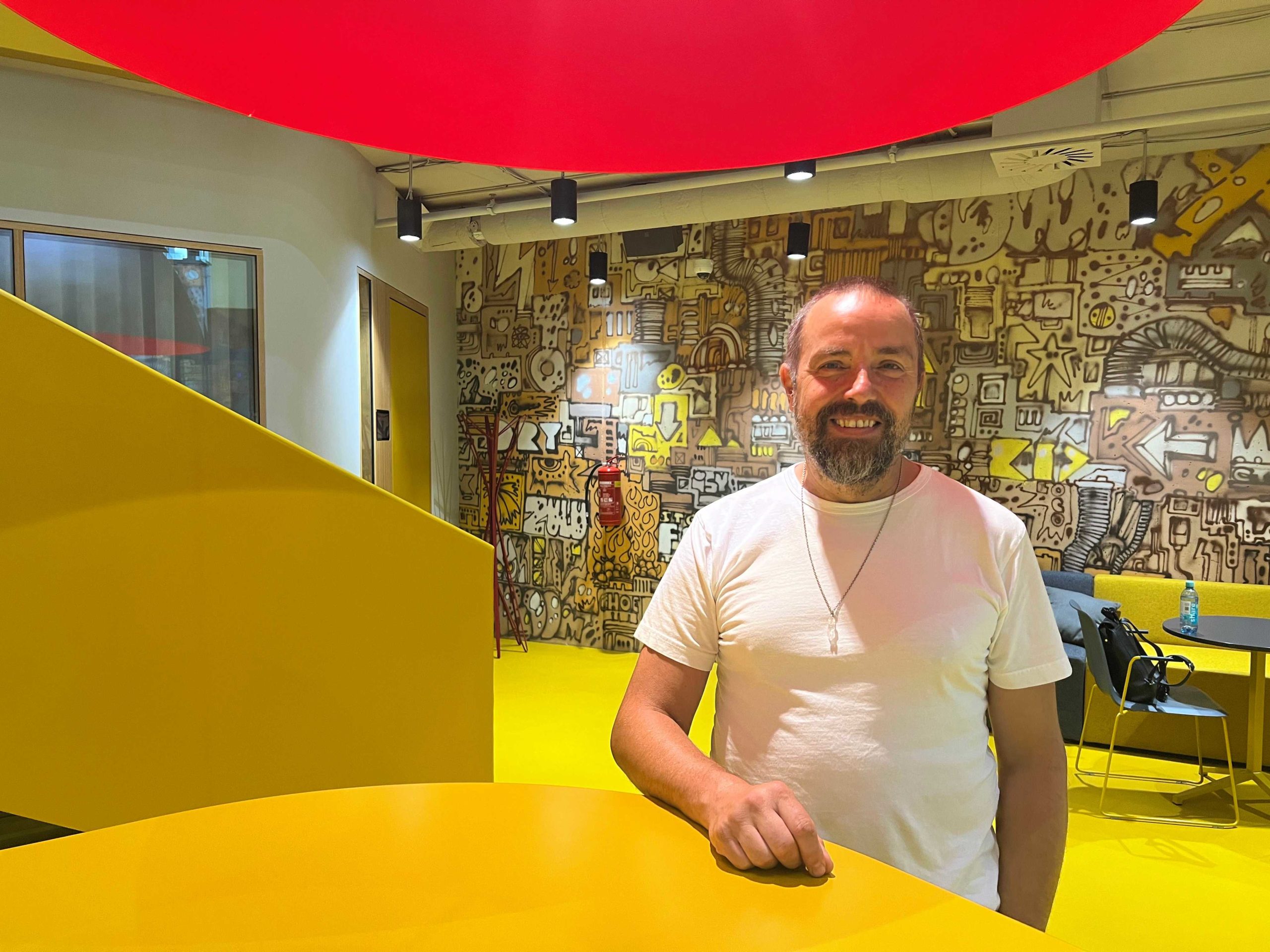 Bolest zad se stává civilizační chorobou. Často za ni může nesprávné sezení